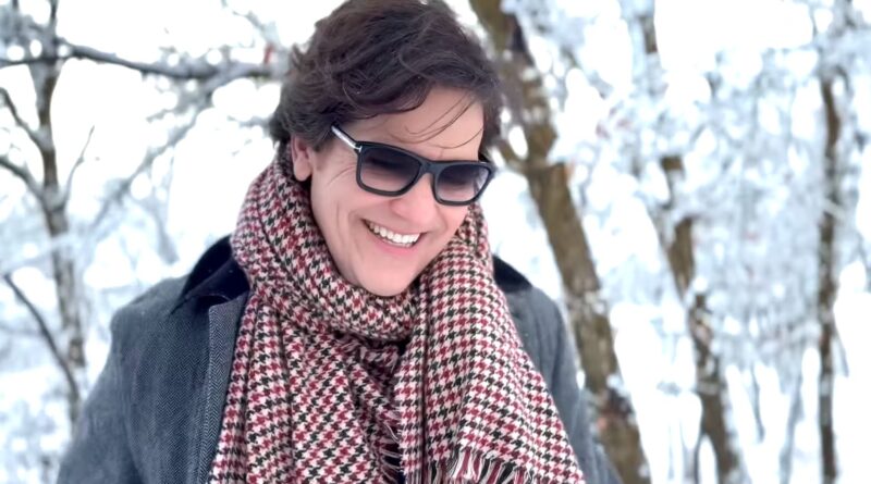 Michael Damian of The Young and the Restless outside wearing scarf and sunglasses