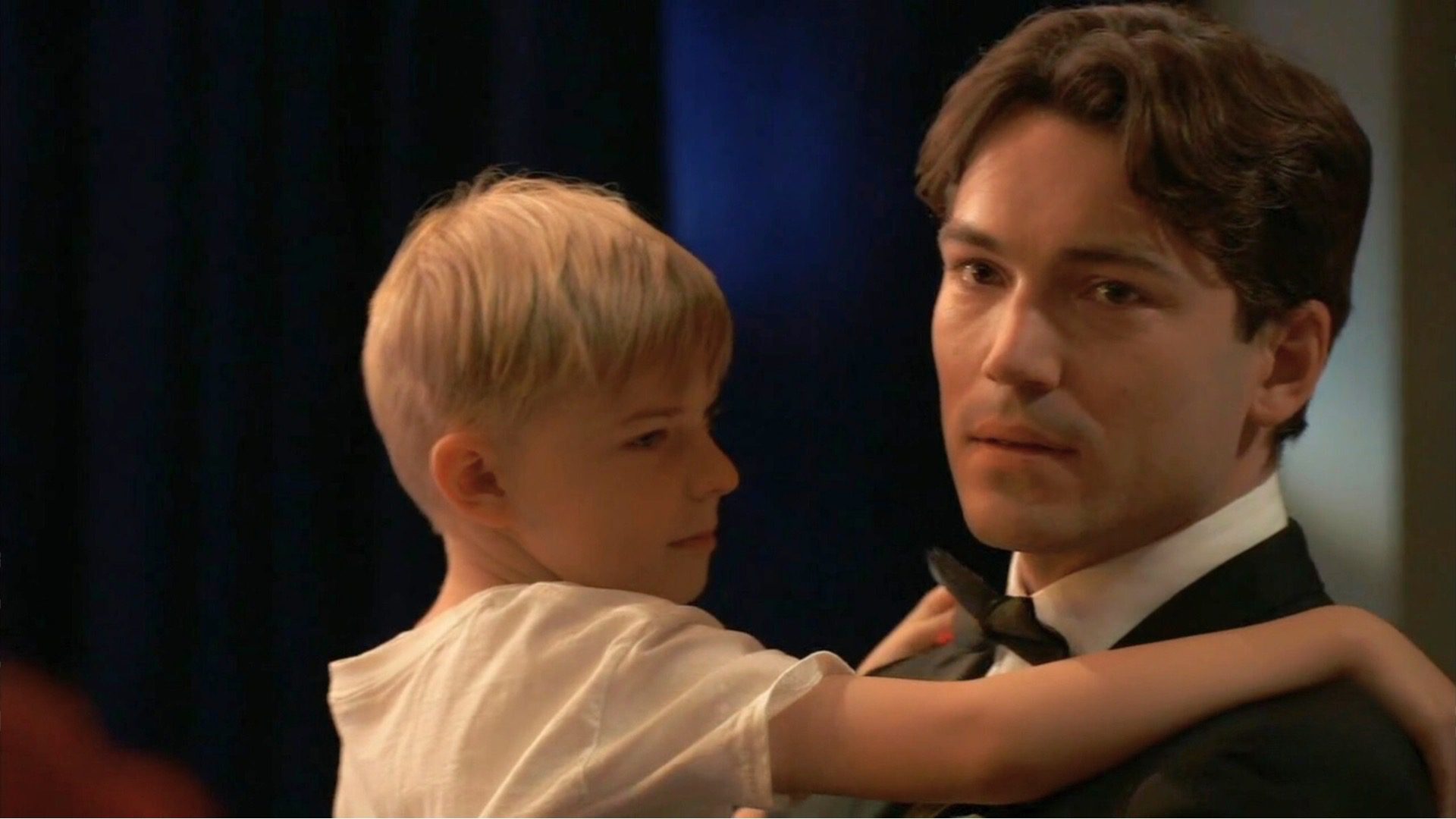 Michael holding Wiley on General Hospital | Photo: ABC