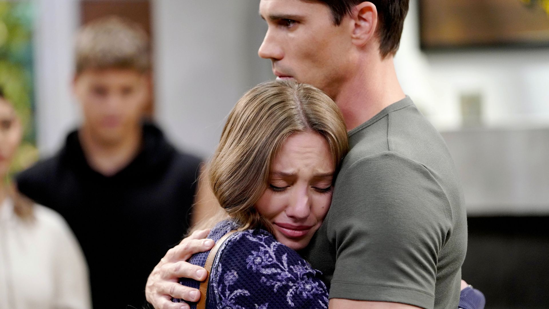 Finn hugs Dylan on The Bold and the Beautiful | Photo: CBS