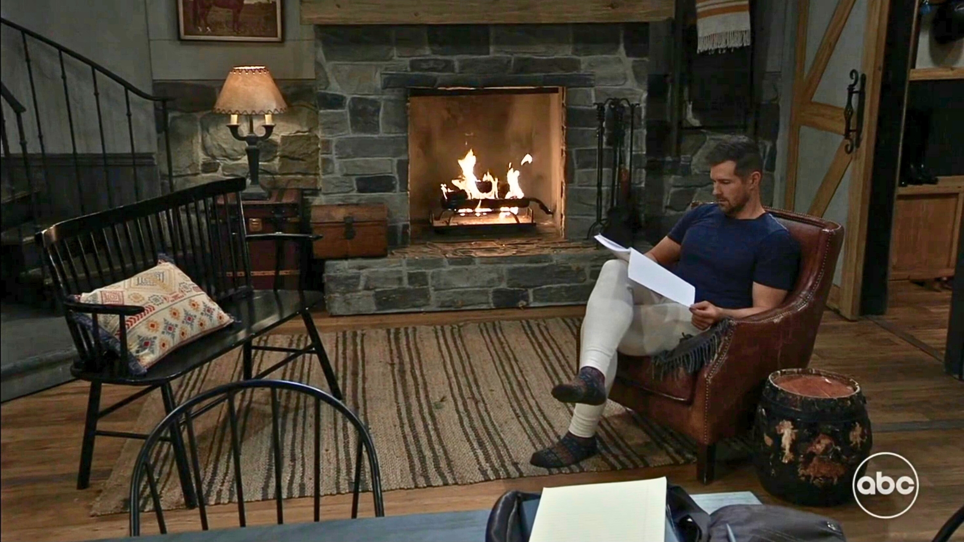 Cody reads Molly's book recap on General Hospital | Photo: ABC