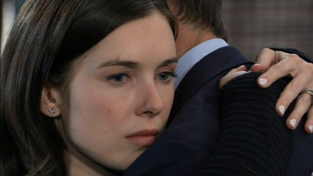 Willow hugs Drew on General Hospital | Photo: ABC